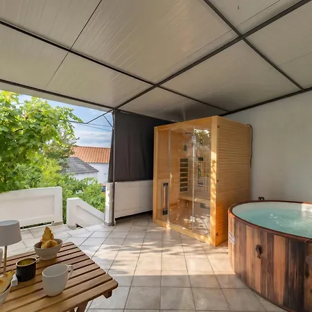 Vakantiehuis Hidden Hill With Sauna & Jacuzzi