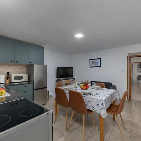 Vakantiehuis Hidden Hill With Sauna & Jacuzzi Lopar
