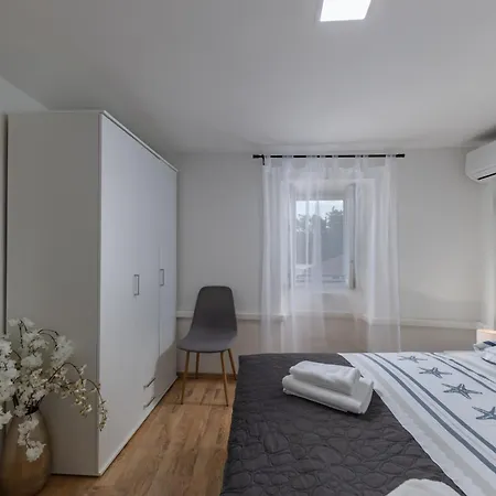 Vakantiehuis Hidden Hill With Sauna & Jacuzzi *