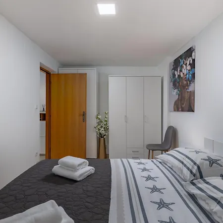 Vakantiehuis Hidden Hill With Sauna & Jacuzzi