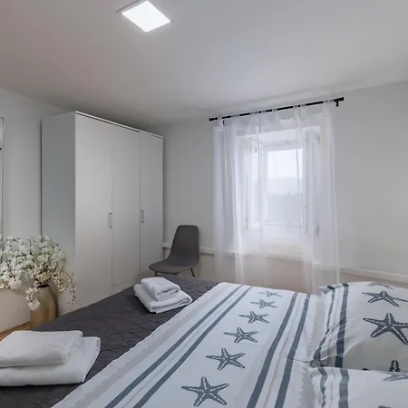 Vakantiehuis Hidden Hill With Sauna & Jacuzzi Lopar