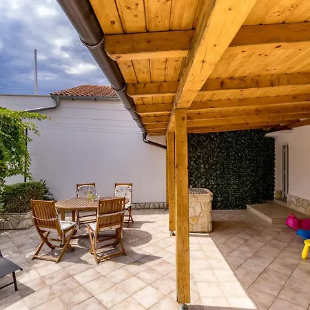 Vakantiehuis Hidden Hill With Sauna & Jacuzzi